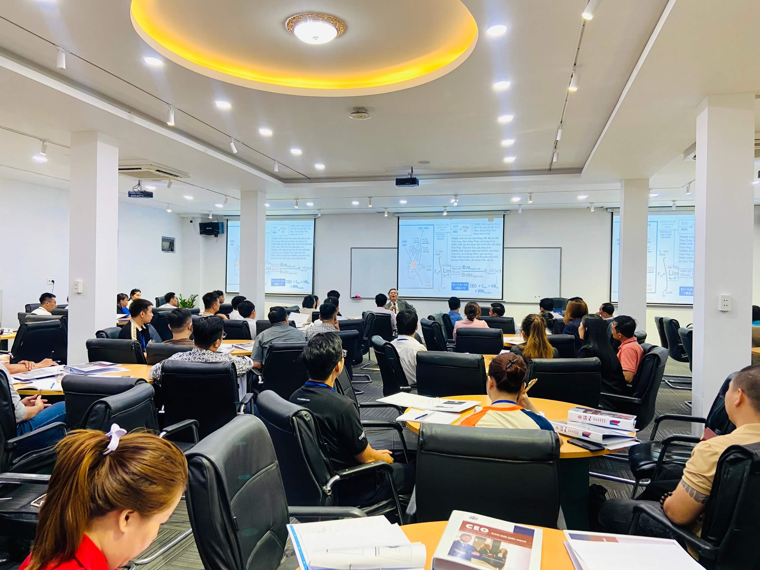 PTI HCM: KHAI GIẢNG CHƯƠNG TRÌNH “GIÁM ĐỐC ĐIỀU HÀNH CHUYÊN NGHIỆP” KHÓA 97 9 CEO97.8