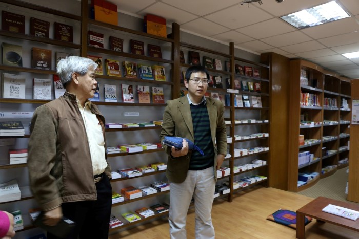 Giáo sư Mak Chai  Tham quan thư viện PTI đánh giá về kho tàng tri thức lớn mà ông từng thấy tại một môi trường Doanh nhân như PTI (24/2/2014)